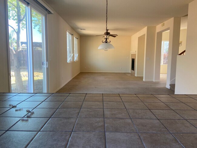 Building Photo - Lincoln 4 bedroom on quiet court.