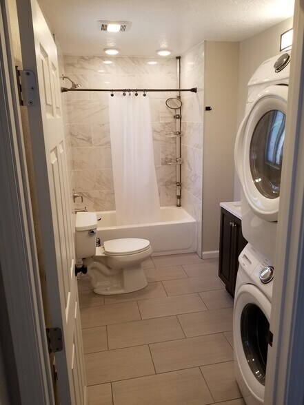 Casita Bathroom - 389 N Donlee Dr