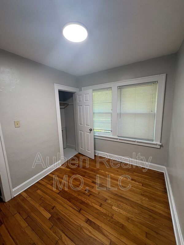 Building Photo - 5424 Charlotte St