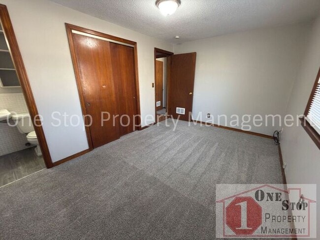 Building Photo - Amazing 3 Bedroom, 1.5 Bathroom in Raytown!