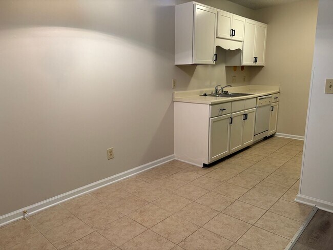 Building Photo - 2 Bedroom, 1 Bathroom Condo in Greensboro!