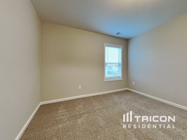 Building Photo - 451 Finch Ln