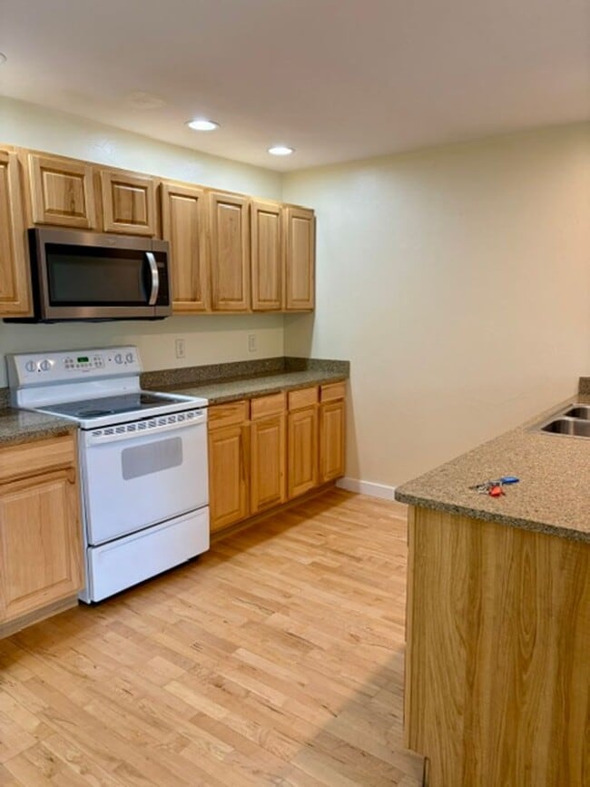 Building Photo - 3 Bedroom, 2.5 Bathroom Townhouse with Fireplace