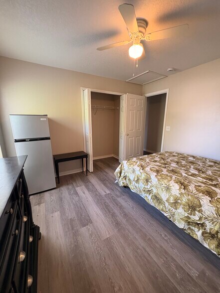 Room 1 - 1593 Eagle Ave NW