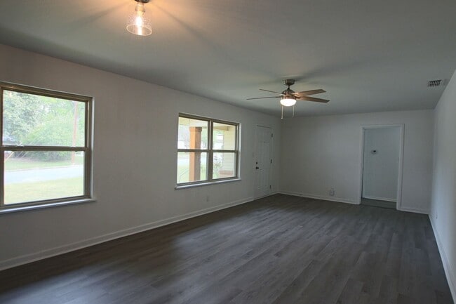 Building Photo - Adorable 3 Bed 2 Bath in Tyler with TWO Living Spaces! 1/2 OFF FIRST FULL MONTHS RENT!!