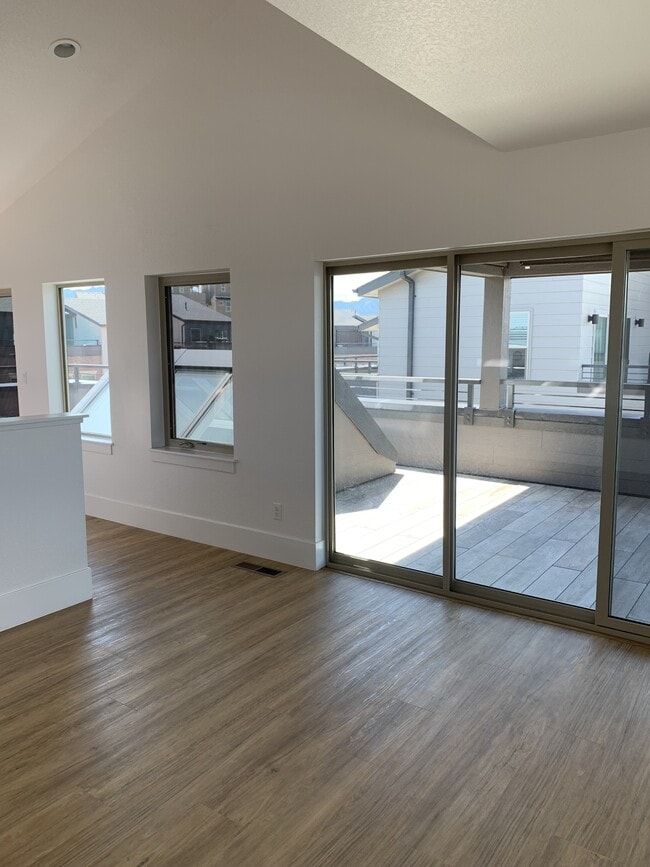 Building Photo - 525 Promenade Dr