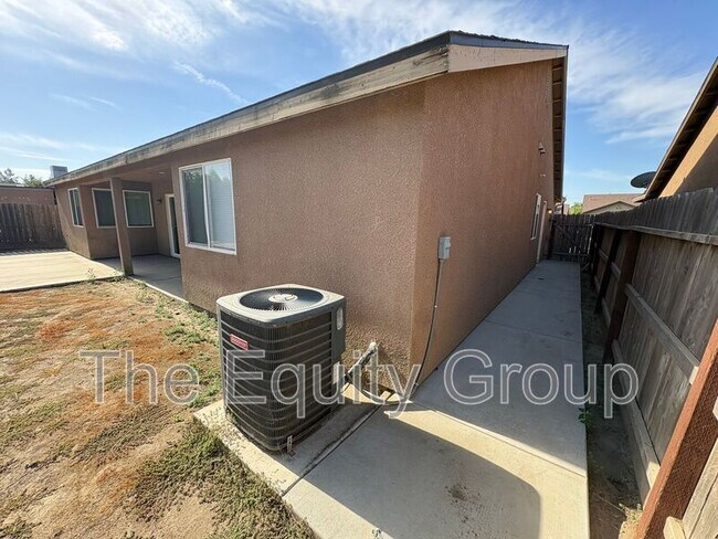 Building Photo - 2132 E Sweet Ave