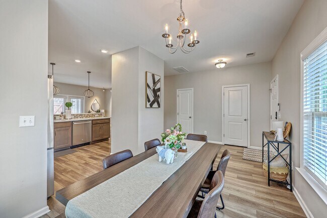 Building Photo - Spacious End-Unit Townhome with Modern Com...
