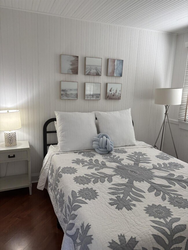 Building Photo - 5650 N Bayview Rd