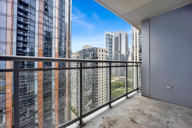 Building Photo - 450 E Waterside Dr