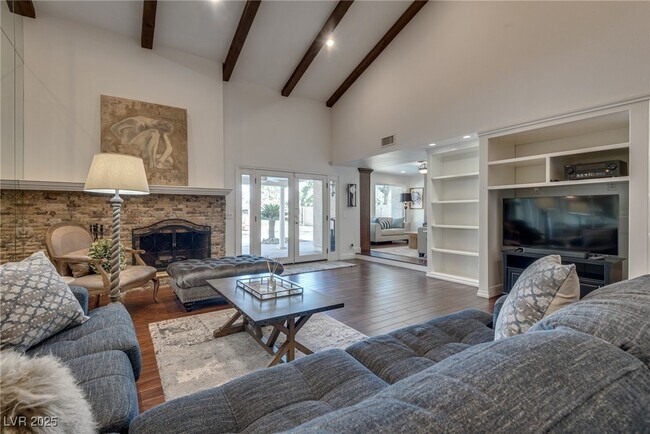 Building Photo - 840 Pinehurst Dr