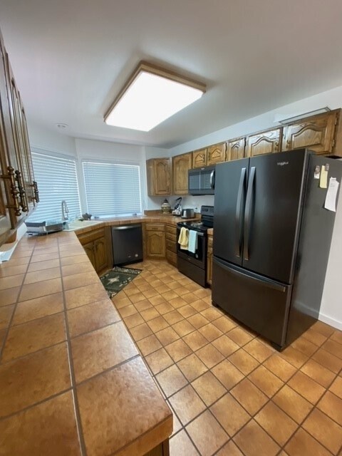 Building Photo - 545 S Valley View Dr