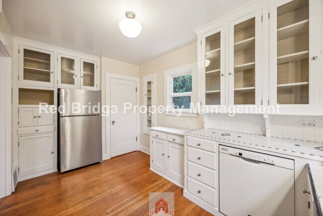 Building Photo - 2619 NE Flanders St