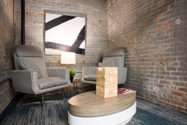 Building Photo - 3200 Gillham Rd