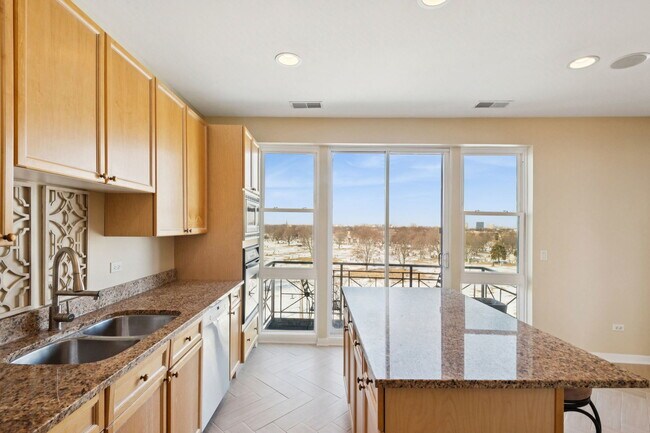 Building Photo - 7748 N Sheridan Rd