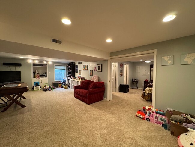 Building Photo - Fantastic 5 Bed 5.5 Bath Single Family Hom...