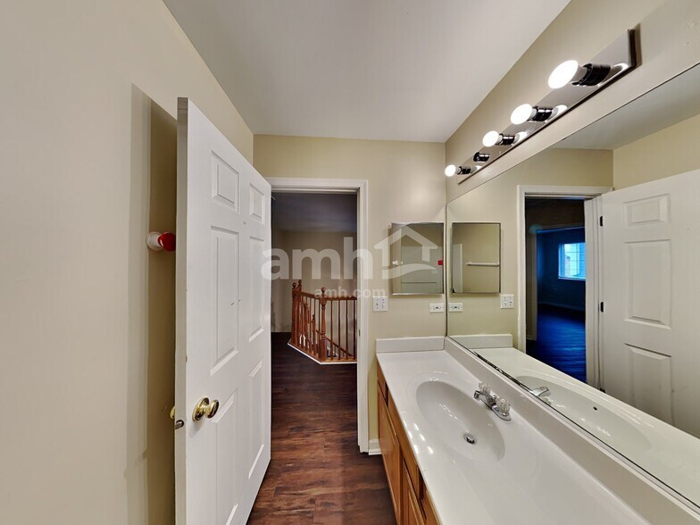 Building Photo - 2670 Spinnaker Dr