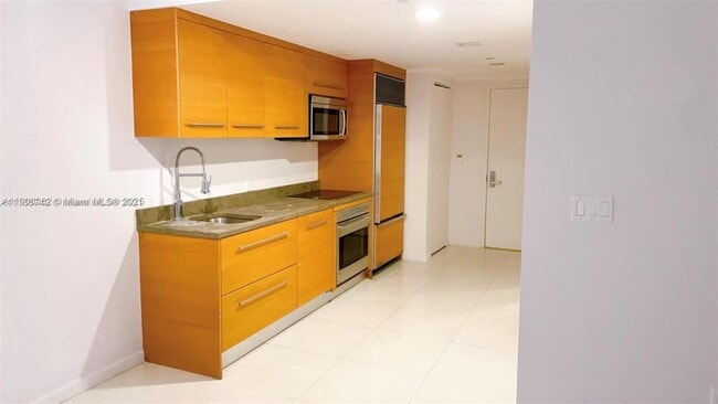 Building Photo - 495 Brickell Ave