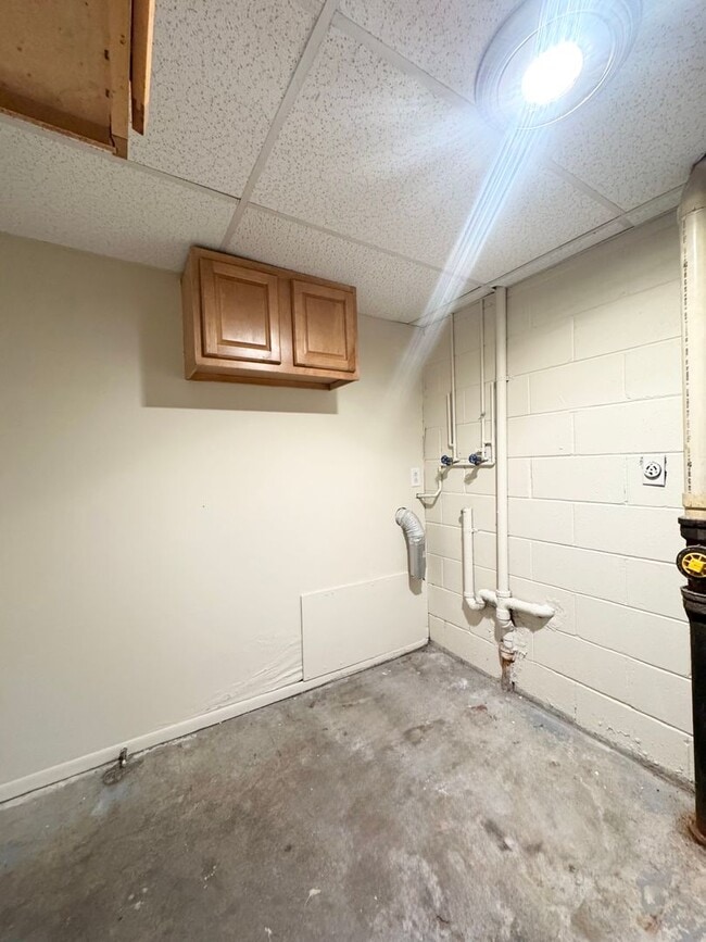 Building Photo - Spacious Two Bedroom Home! Available Now!