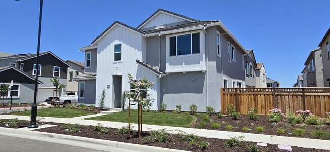 Building Photo - 3217 Shrute Dr