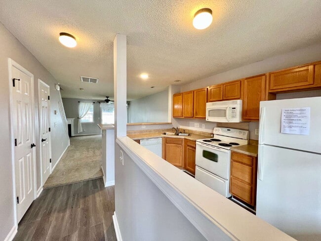 Building Photo - STEELECREEK TOWNHOUSE!