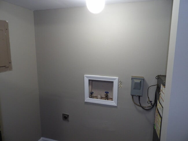 Building Photo - 400 Freedom Dr