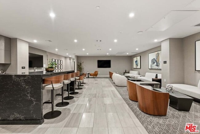 Building Photo - 728 N Sweetzer Ave