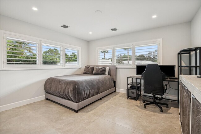 Building Photo - 2657 NE 26th St