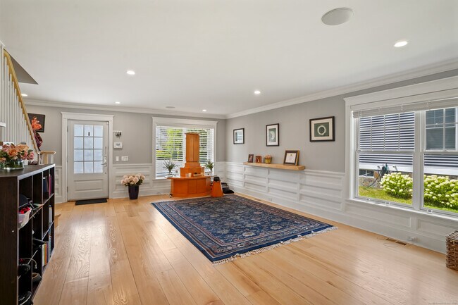 Building Photo - 328 Brewster St