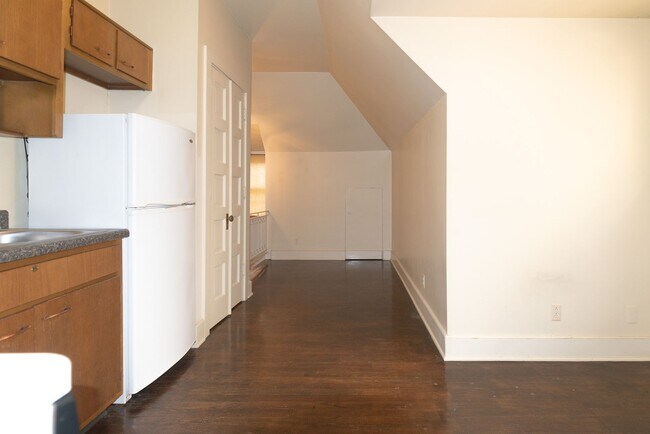 Building Photo - 1432 St James Ct
