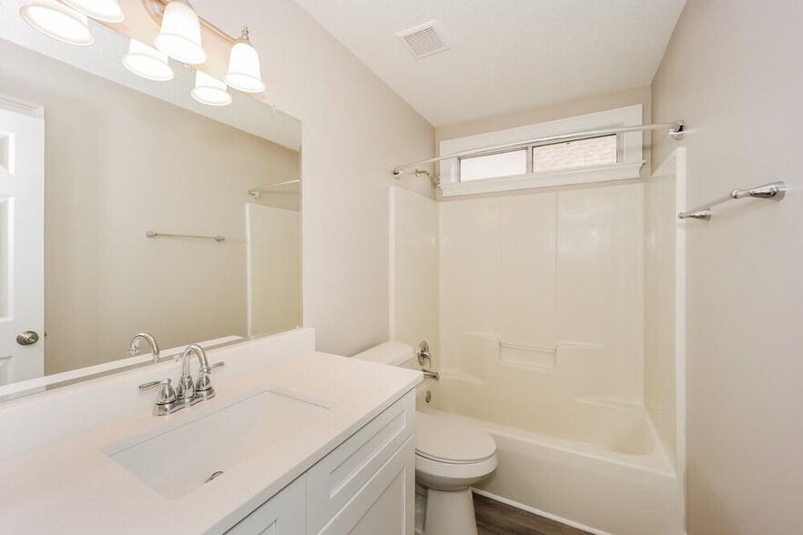 Building Photo - 440 Fairway Ct