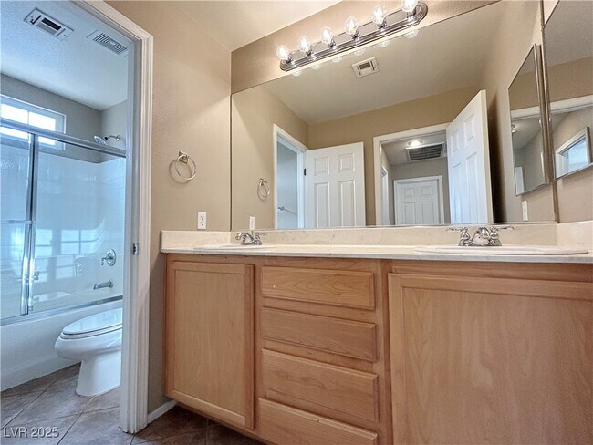 Building Photo - 4444 Oberlander Ave
