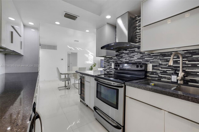 Building Photo - 3031 N Ocean Blvd