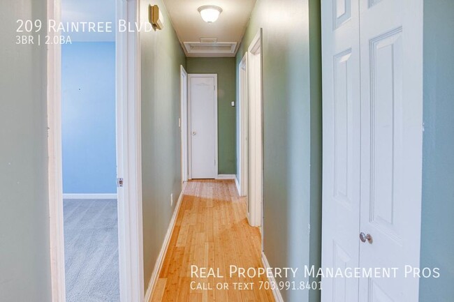 Building Photo - 209 Raintree Blvd