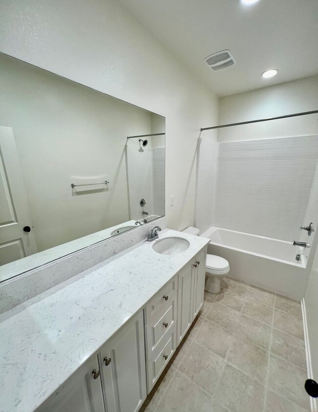 Building Photo - Beautiful Upgraded 3-Bedroom Townhouse in ...