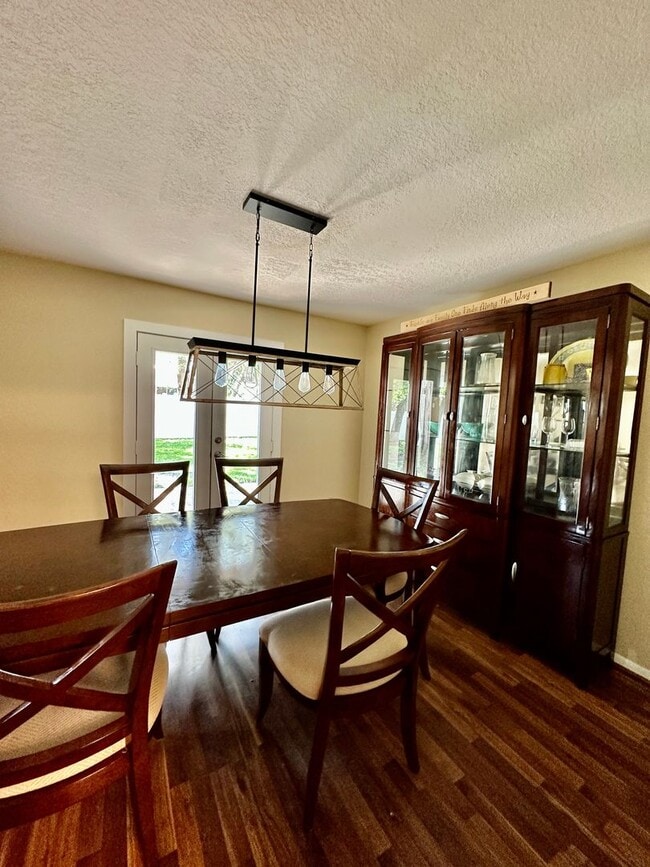 Building Photo - Perfect 3 bed 2 bath with huge fenced back...