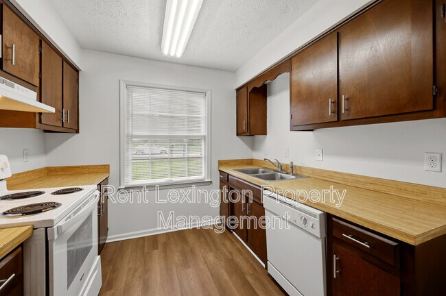 Building Photo - 3215 Aqueduct Dr