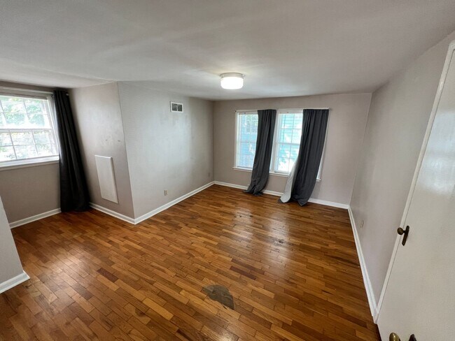 Building Photo - Beautiful 5 Bed House Perfectly Located Just 1 block from KSU!