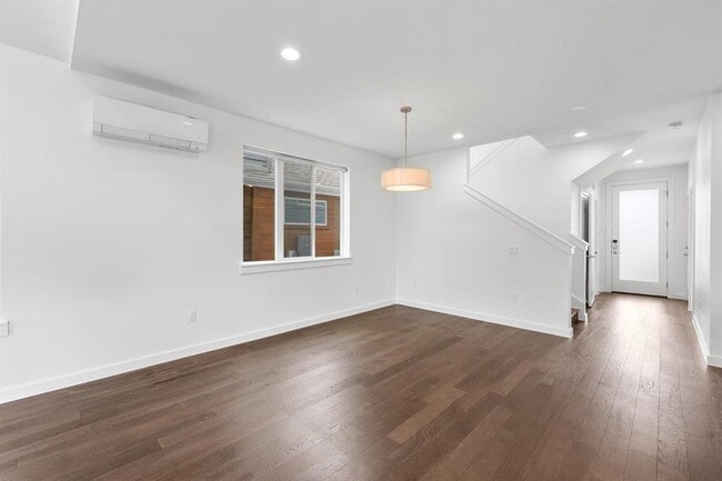 Building Photo - 3600 Clary Wy