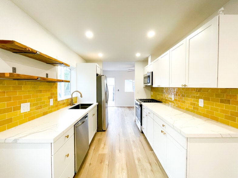 Kitchen - 162 Comstock Dr