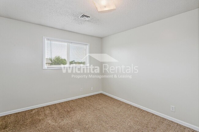 Building Photo - 2303 S White Oak Dr
