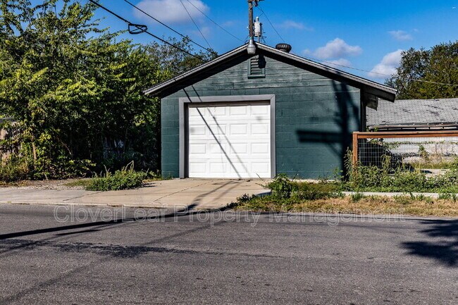 Building Photo - 454 Astor St
