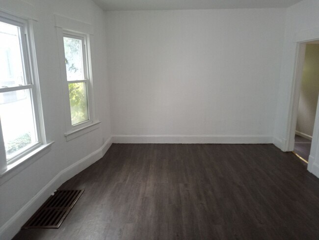 Building Photo - 422 Dexter St