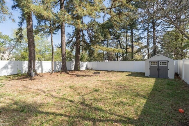 Building Photo - 1536 Beekman St