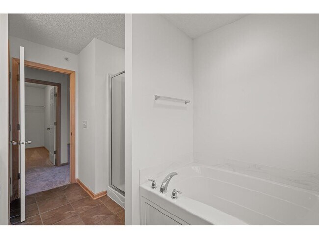 Building Photo - 9995 Wildflower Dr