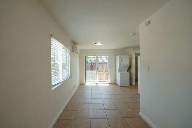 Building Photo - 1405 N Riverside Ave