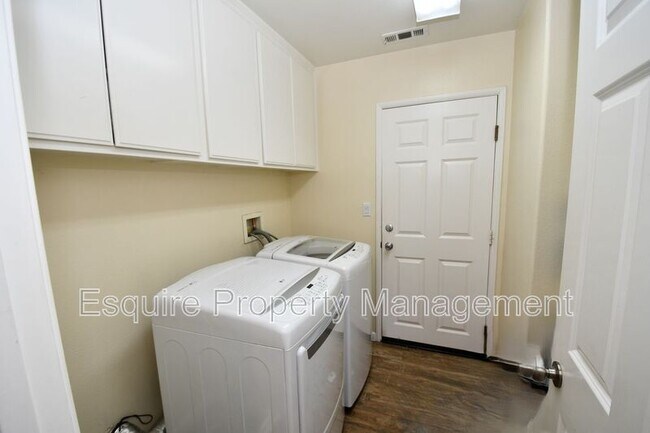 Building Photo - 371 Huerta St