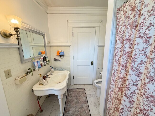 Building Photo - Beautiful 4 Bedroom/2 Bathroom Second Floor Apartment in East Duluth Mansion with Utilities Inclu...