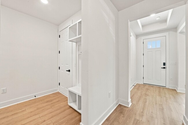 Building Photo - 3084 Claredon St