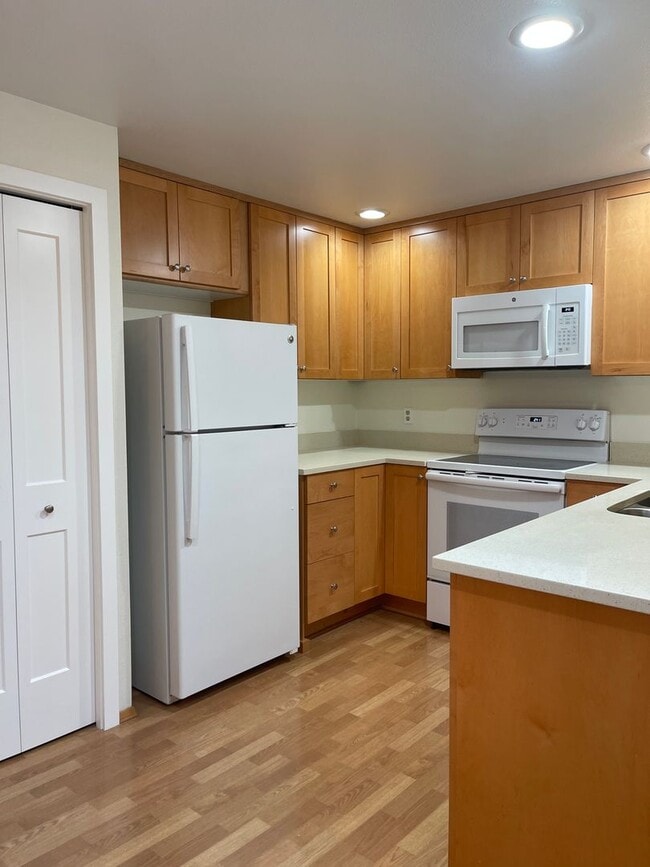 Building Photo - Spacious 2br with additional room in The M...